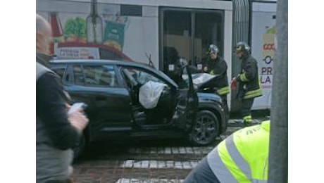 Botto pauroso, la tramvia che deraglia: incidente di Firenze, caos traffico nella zona