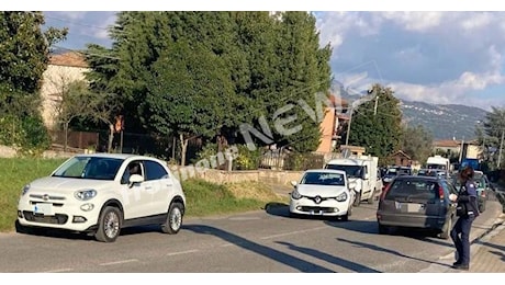 Incidente sulla Provinciale tra due auto e un furgoncino: soccorsi sul posto – VIDEO