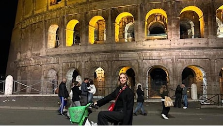 Chiara Ferragni, fine settimana romano tra giri in centro sulla bici in sharing, spritz e gelati