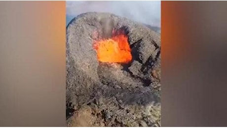 Le immagini dell'eruzione del vulcano Lewotobi Laki-laki, in Indonesia