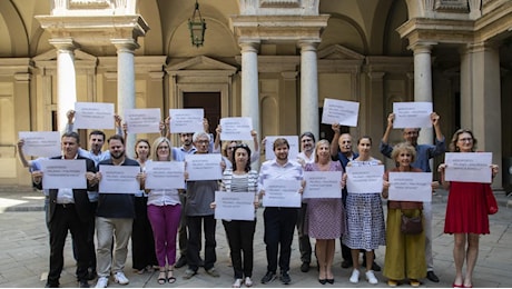 Malpensa, flash mob del Pd a Palazzo Marino contro l'intitolazione a Berlusconi: proposti nomi alternativi