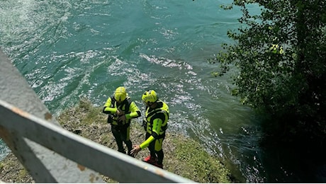 Operaio cade nel fiume Adda dal ponte della A4: “L’attrezzatura che indossava non lo ha fatto galleggiare”