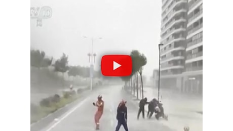 Meteo, il Tifone Usagi colpisce le Filippine, evacuate 24mila persone. Video