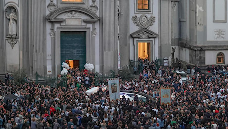 Applausi, lacrime e dolore ai funerali di Santo