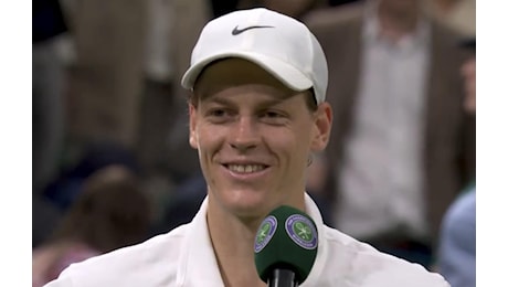 Sinner conquista il pubblico di Wimbledon con le parole più gentili dette sull'erba: ridono tutti