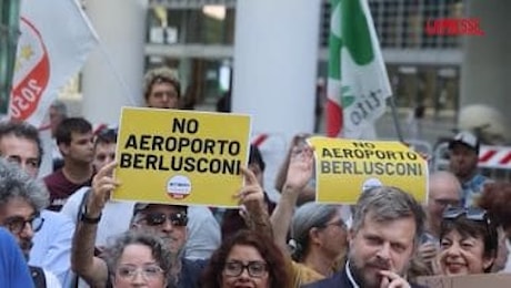 Malpensa, proteste contro l'intitolazione dell'aeroporto a Berlusconi: il flashmob a Milano