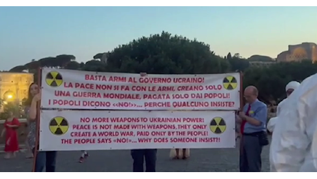 Roma, flashmob di Resistenza Resilienza Italiana 2020 al Colosseo: Basta aiuti al governo Ucraino, basta armi a Zelensky - VIDEO
