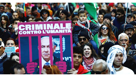 Manifestazioni Pro-Palestina a Roma e Milano, lancio di petardi e fumogeni contro le forze di polizia. “Nella capitale siamo in 30mila”