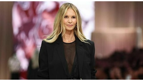 Elle Macpherson: «Bevevo vodka dopo aver messo a letto i miei figli. Mi ubriacavo fino a perdere i sensi. La mia vita sembrava perfetta, ma io stavo male»