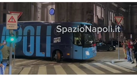 Il Napoli è arrivato a Milano: coro speciale per Conte e calciatori (VIDEO)