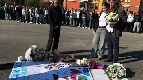 Fiori, palloncini e ricordi: i compagni di scuola danno l’addio a Eleonora