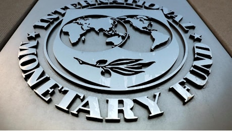 L’Fmi rivede le stime di crescita. Italia allo 0,7% quest’anno, poi 0,9%. Guerre commerciali e debiti pubblici preoccupano