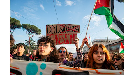 Piazza del Popolo piena di vita: «Siamo l’opposizione a Meloni»