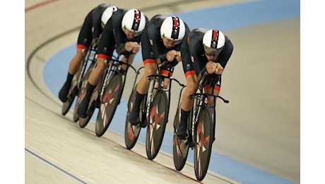 Ciclismo su pista, beffa per l’Italia nell’inseguimento a squadre dei Mondiali: azzurri fuori dopo una caduta