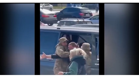 Reclutamento volontario in Ucraina, soldati usano la forza per portare i cittadini al fronte, il VIDEO virale che gira sul web