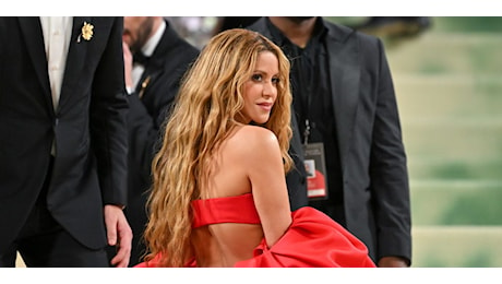 Quello che è successo a Shakira si chiama upskirting e non se ne parla abbastanza