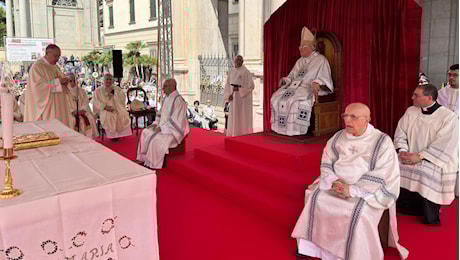 Il cardinale Re al duomo di Pompei: “Il mondo aspetta il nuovo Papa, spero in fumata bianca stasera”