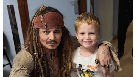 Johnny Depp travestito da Jack Sparrow fa una sorpresa ai bambini di un ospedale spagnolo