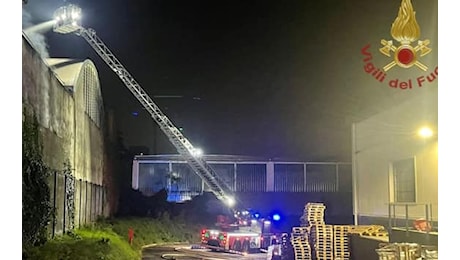 Incendio in officina a Milano, fiamme per tutta la notte: nessun ferito