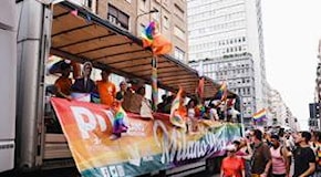 Pride Milano, giornalisti molestati da sconosciuto infiltrato a punto stampa Schlein
