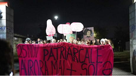 Torino, corteo femminista diviso in due: «I maschi marciano separatamente». È polemica