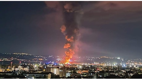 Enorme incendio in fabbrica per tutta la notte a Chieti, oggi scuole chiuse e divieto dei condizionatori