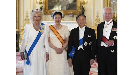 Una tiara controversa. La scelta di Camilla per il banchetto in onore degli imperatori del Giappone