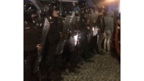 Cori e tensione davanti al Comune di Napoli per il presidio dei disoccupati