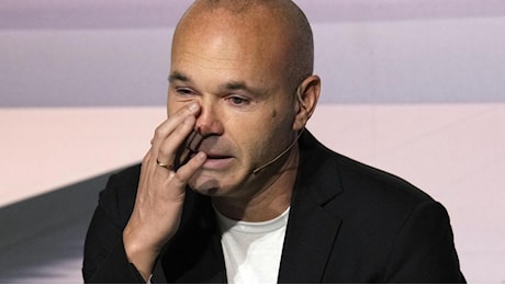 Iniesta, addio al calcio tra le lacrime: Avrei giocato fino a 90 anni, la mia è stata una favola