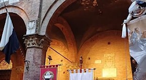 Palio di Siena, il drappellone d'oro di Gasparro dedicato alla Liberazione della città