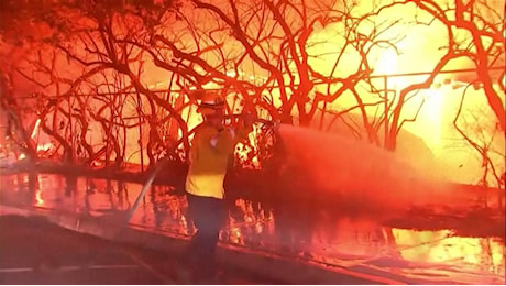 Incendio a Los Angeles, i vigili del fuoco lottano contro le fiamme a Pacific Palisades