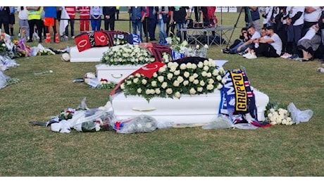 Foggia, allo stadio Zaccheria l'ultimo addio ai tre giovani tifosi. «Non è giusto morire in questo modo» VIDEO