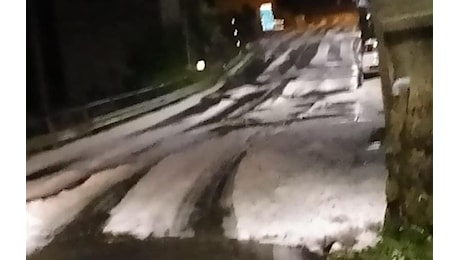 Grandinata nel cuore della notte in Appennino: come neve sulle strade