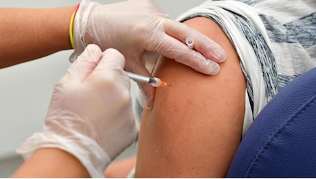 Novara e Vco, da oggi campagna antinfluenzale e continuano le vaccinazioni anti Covid