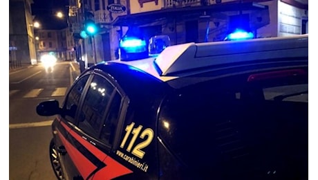 Uccide la moglie a coltellate, poi chiama i carabinieri e racconta tutto