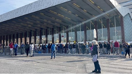 Roma, lo sciopero dei trasporti blocca la stazione Termini: Situazione devastante, ogni venerdì ce n'è una