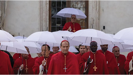 Conclave al via: il Papa sul grande schermo tra intrighi e ironia
