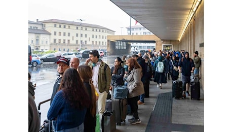 Lo sciopero fantasma dei taxi a Firenze, il braccio di ferro sulle regole auto bianche-Ncc e il Comune arbitro: cosa sta succedendo