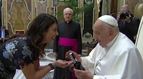 Il Papa incontra i comici in Vaticano, Geppi Cucciari gli regala il mirto sardo