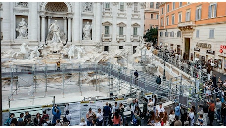 Fontana di Trevi, la passerella apre ai turisti: multe per chi mangia o butta monetine. Regole da rispettare e sanzioni