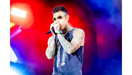 Fedez, al concerto a Ozieri ha chiesto minuto di silenzio per Gioele