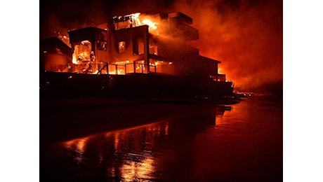 Incendi a Los Angeles, almeno 5 morti e 100mila evacuati