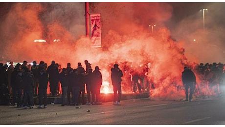 Roma-Lazio, scontri prima del derby: auto in fiamme sul lungotevere, probabile bomba carta. Sequestrati coltelli, daspo per un tifoso biancoceleste