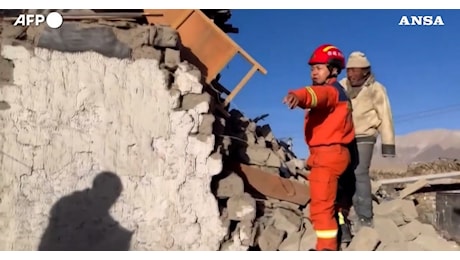 Terremoto in Tibet, il momento della scossa in un negozio. Edifici danneggiati e macerie: le immagini dei primi soccorsi