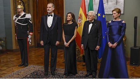 Letizia, l’omaggio della regina all’Italia: alla cena di gala, rinuncia alla tiara e veste italiano