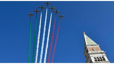 Insegnante del liceo Foscarini insulta le Frecce Tricolori sui social: ora rischia una denuncia