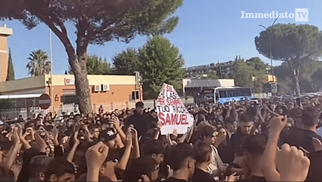 Cori, striscioni e veglia di preghiera: Foggia piange i tre tifosi rossoneri. Allo Zaccheria i funerali