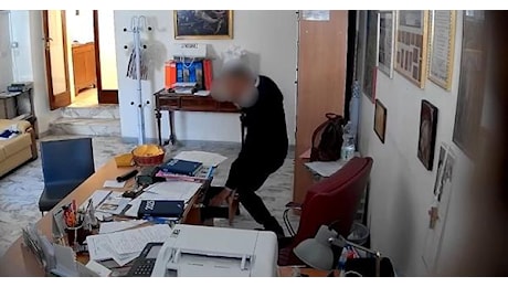 Ruvo, entra in sacrestia e ruba 900 euro da un cassetto: il parroco pubblica video sui social