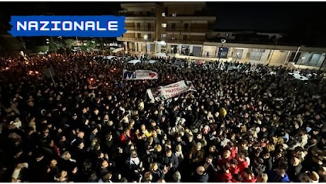 Migliaia in fiaccolata a San Sebastiano per Santo Romano