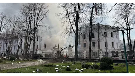 Ucraina, strage a Sumy nella Domenica delle Palme. Zelensky: “Solo un bastardo può arrivare a tanto. Serve una risposta internazionale”